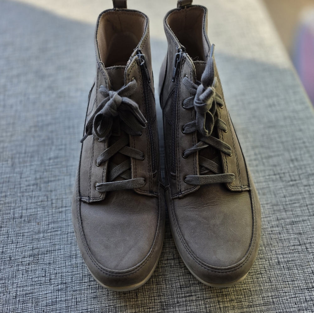 Vionic Men's Gray Lace-Up Sneakers